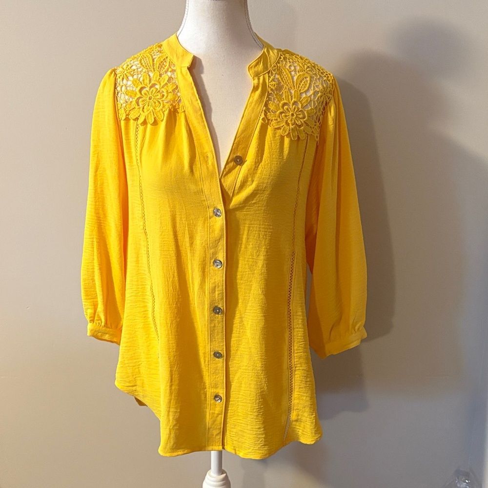 NWOT Fig And Flower Yellow Women's Top with Floral Lace Detail Size Medium